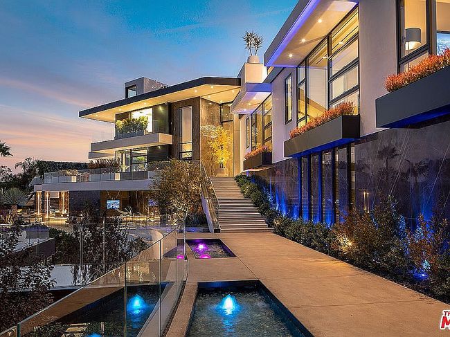 Photo of 1426 Summitridge Dr, Beverly Hills, CA