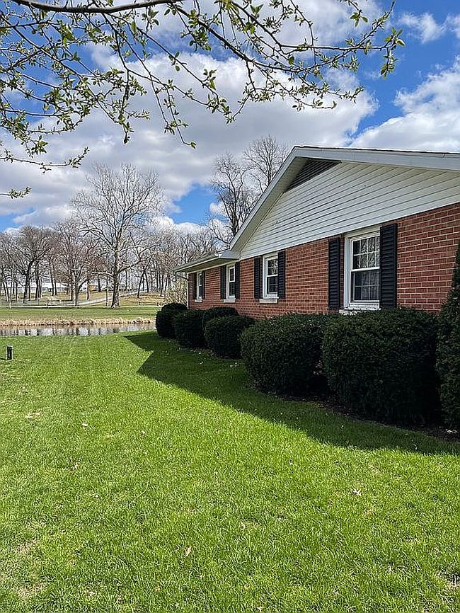 Image of 8 Fairlane Dr