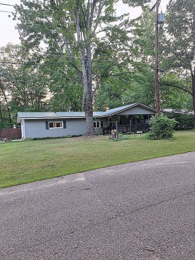 Photo of 596 Green St, Harrison, MI