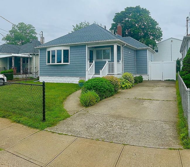 Photo of 2489 Beltagh Ave