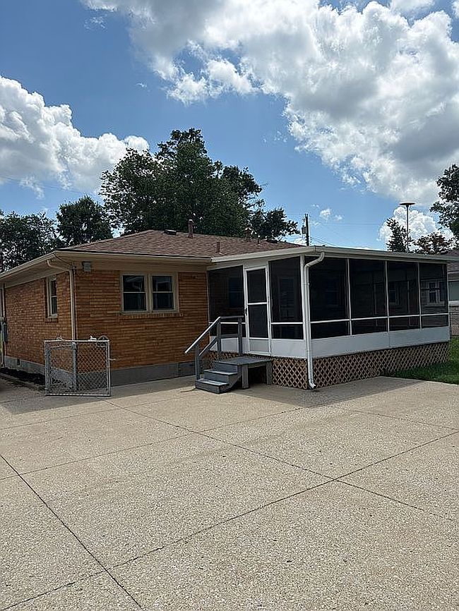 Photo of 2405 Omaha Ln, Louisville, KY