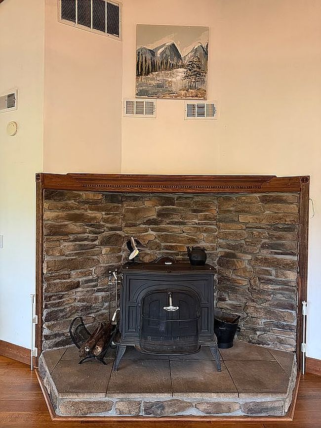 Photo of 20784 Winfield Rd, Fraziers Bottom, WV