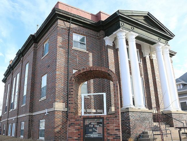 Image of 300 E 2nd St