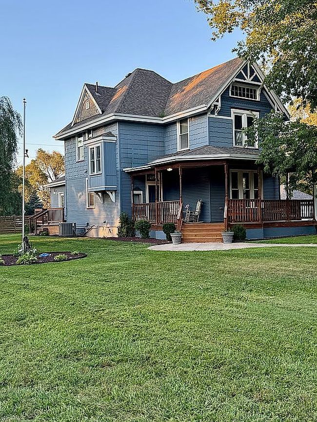 Photo of 302 E 5th St