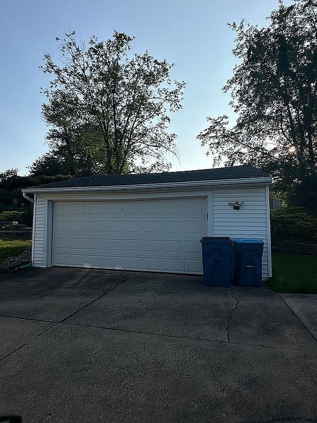 Photo of 230 W Hopewell Dr, Struthers, OH
