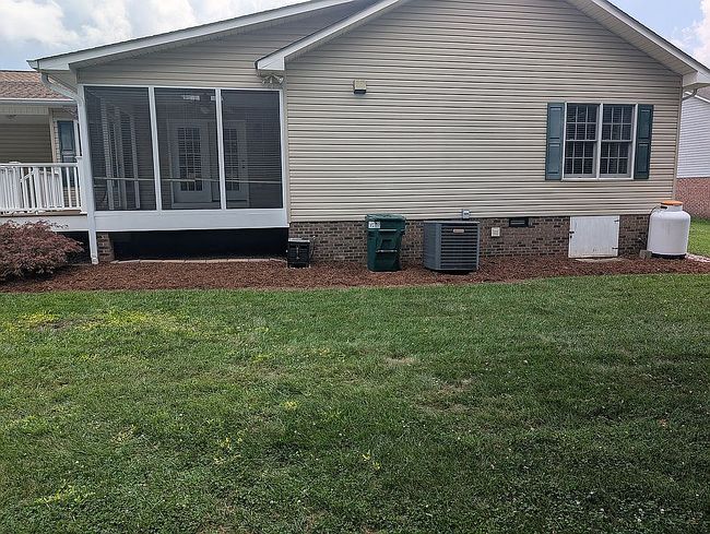 Photo of 1502 Farmington Hills Dr, Conover, NC