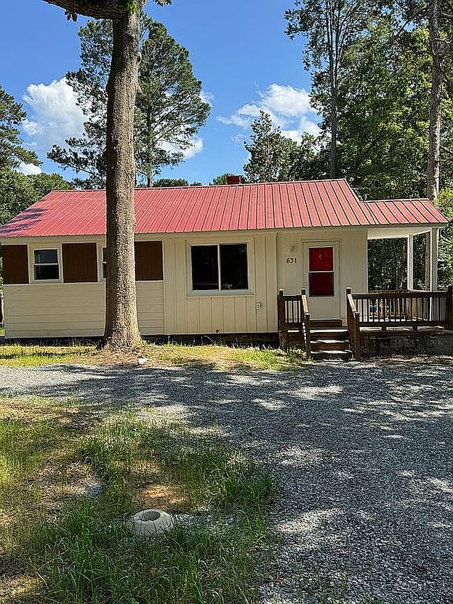 Photo of 631 Forest Dr, Robbins, NC