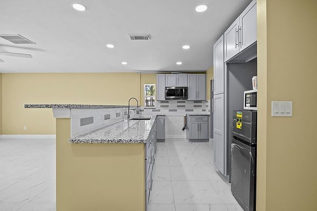 Preview of property located at 1933 W Albury Pl