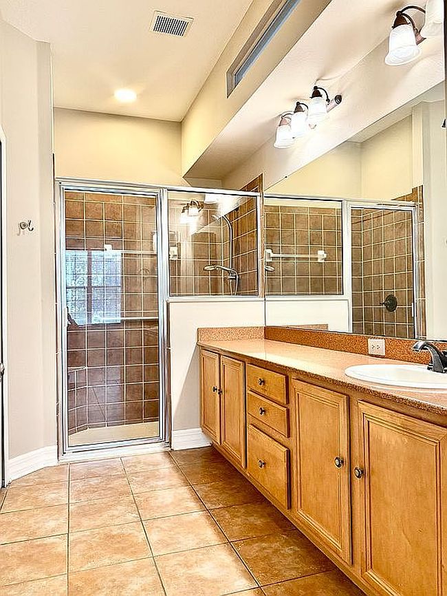 Image of 15719 Phoebepark Ave