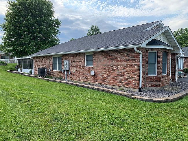 Image of 305 E Green Tree Ln