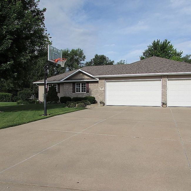 Photo of 907 Clairmont Cir, Sergeant Bluff, IA