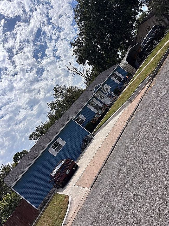 Photo of 2411 E Maple Ave