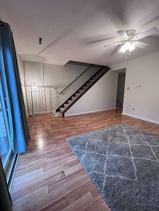 Photo of 1332 Pineview Dr Apt 20, Morgantown, WV