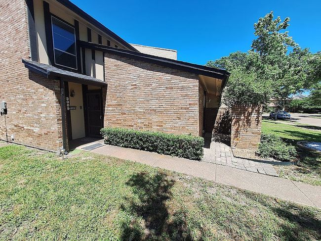 Additional photo 2 of property located at 2009 Town Ct