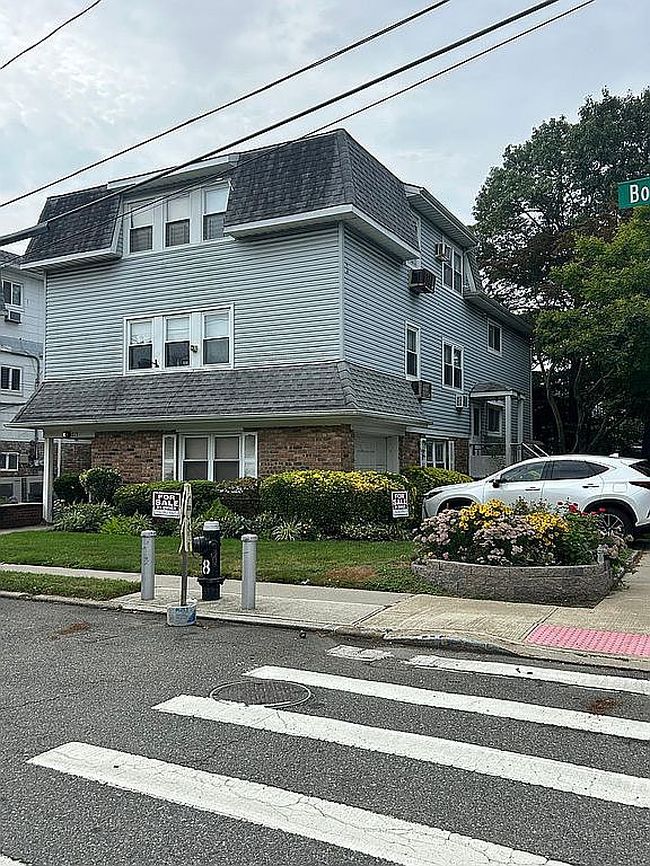 Photo of 723 Bolton Rd, Far Rockaway, NY