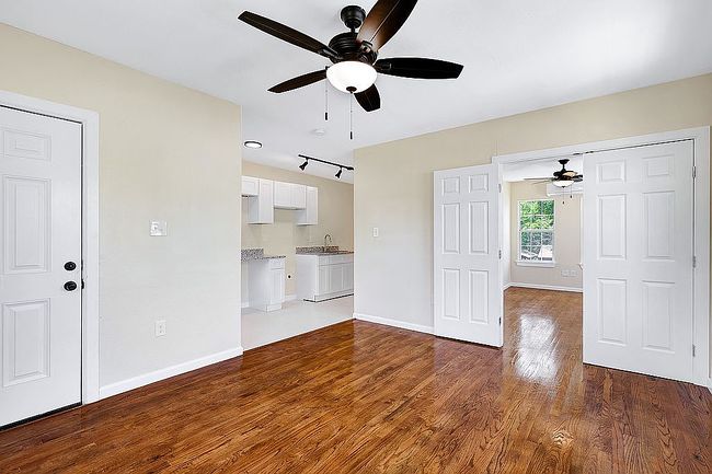 Photo of 834 W Russell Pl, San Antonio, TX