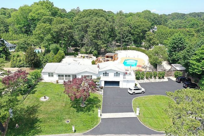 Photo of 5 Huckleberry Ln E, Hampton Bays, NY