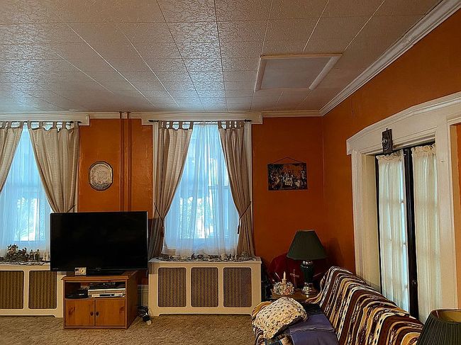 Image of 407 W 1st St