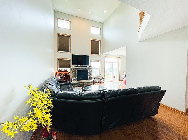 Photo of 10174 Indigo Dr, Eden Prairie, MN