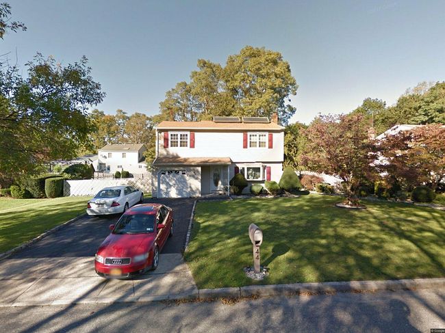 Photo of 44 Maryland St, Dix Hills, NY
