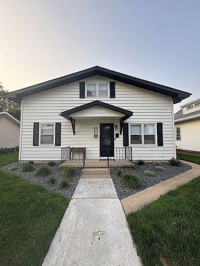 Photo of 321 N 1st St, Breese, IL