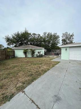 Image of 1101 Essex Dr N