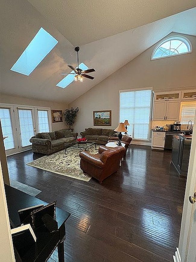 Image of 704 Elmwood Point