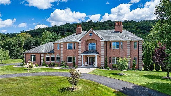 Photo of 24 Hunting Ridge Dr
