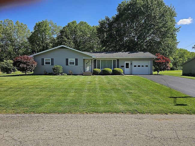 Photo of 406 E Sunset Dr, South Whitley, IN