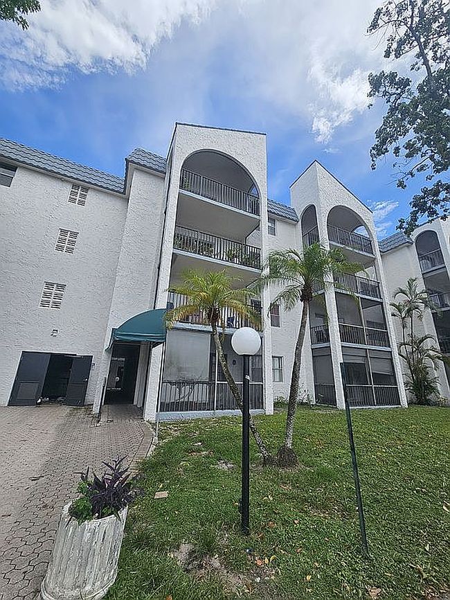 Photo of 3300 Spanish Moss Ter Apt 104