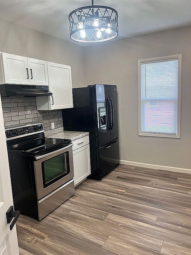 Image of 200 W 2nd Pl