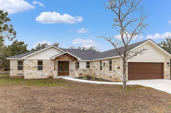 Photo of 914 W Oak Ridge Dr, Marble Falls, TX