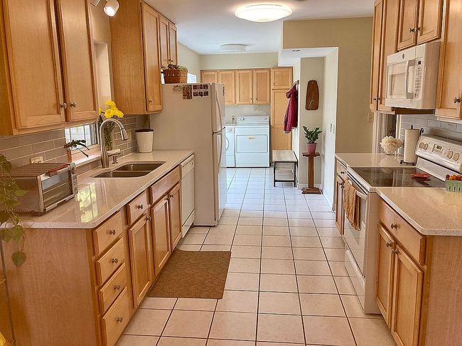 Photo of 919 W John St, Champaign, IL