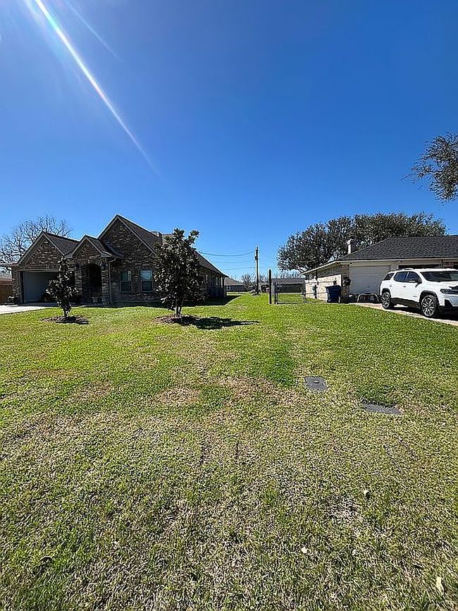 Photo of 6117 Stoneybrook St, Angleton, TX