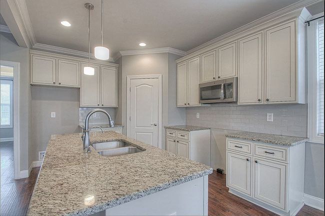 Image of 2000 Summit Ln