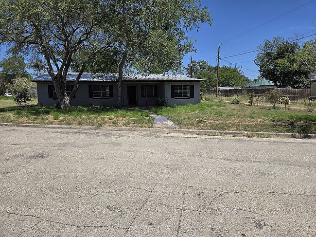 237 Kelly St, Poteet, TX