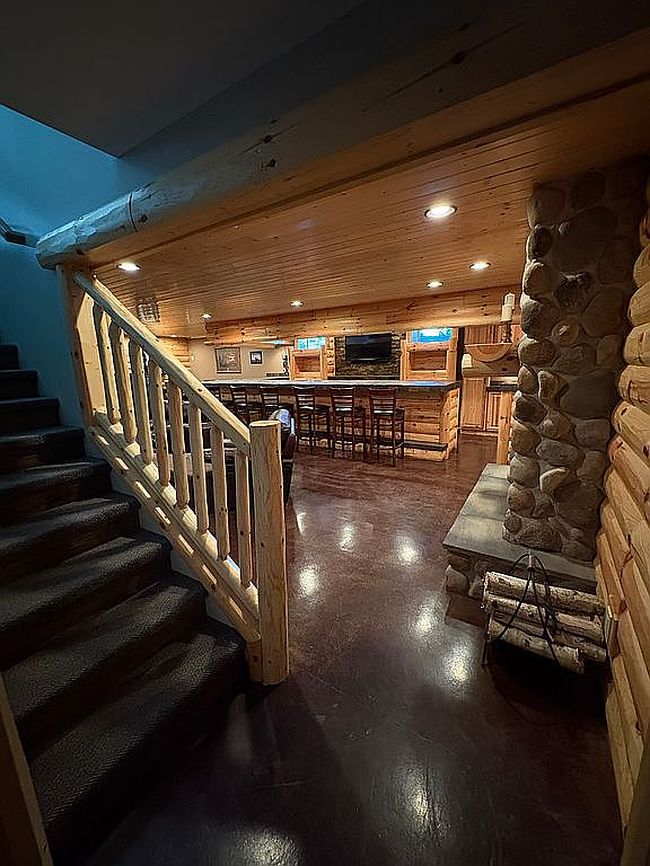 Photo of 628 Leeward Ct, Ithaca, MI