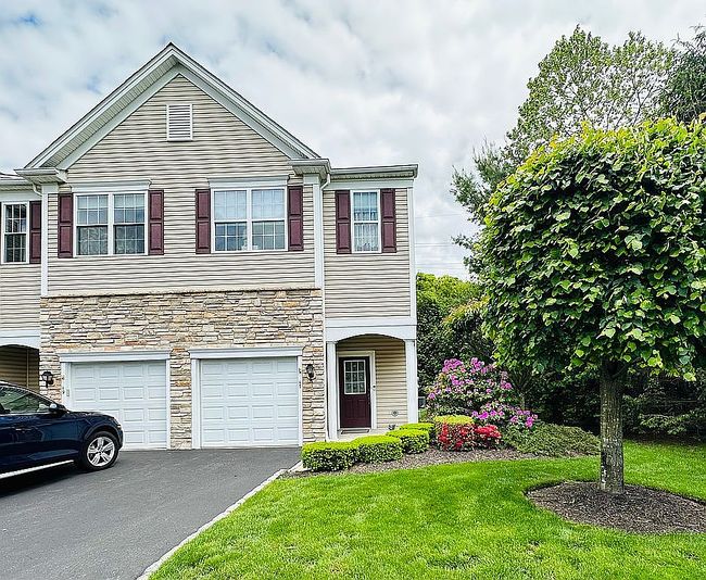 Photo of 17 Torrey Pine Ln, Bay Shore, NY