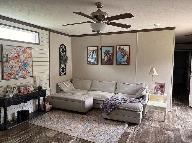 Photo of 11838 James Dr, Moundville, AL