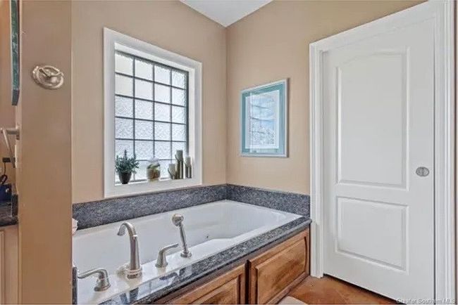 Image of 2407 Fox Hollow St