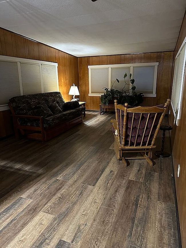 Image of 702 E Clark St