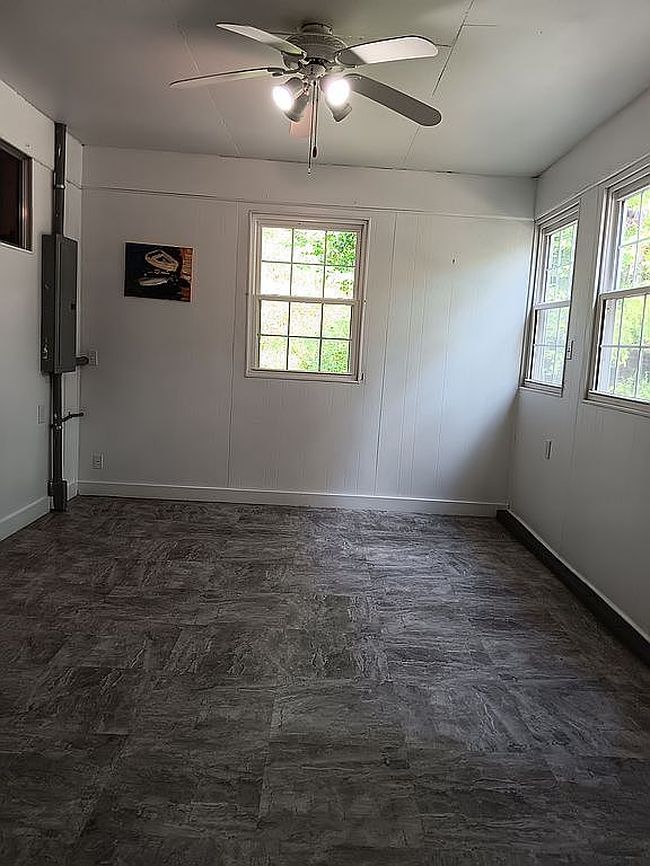 Photo of 211 Parkway Ln, Sparta, NC