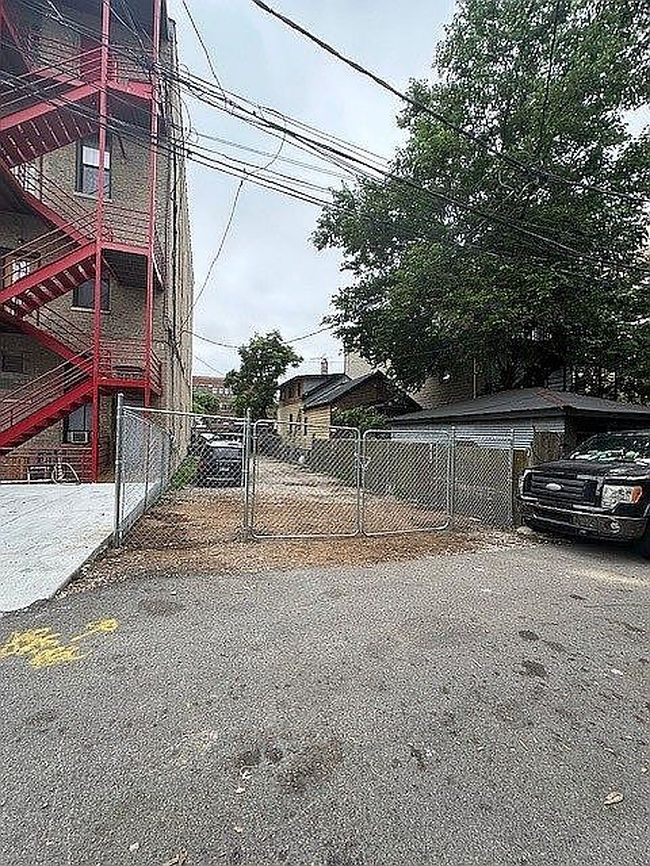 Additional photo 3 of property located at 1420 W Division St