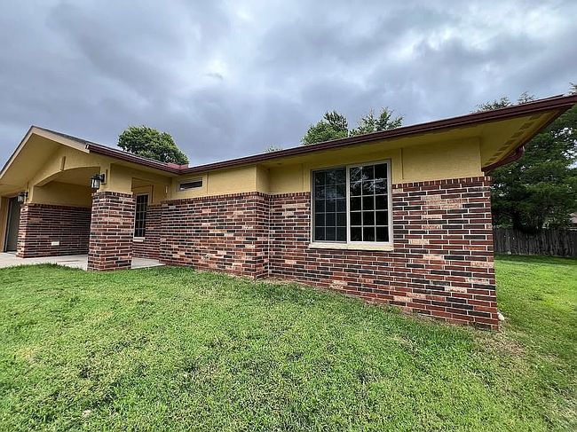 Photo of 2214 Cottonwood Ct, Winfield, KS