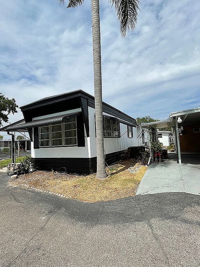 Image of 7 Edgewater Dr