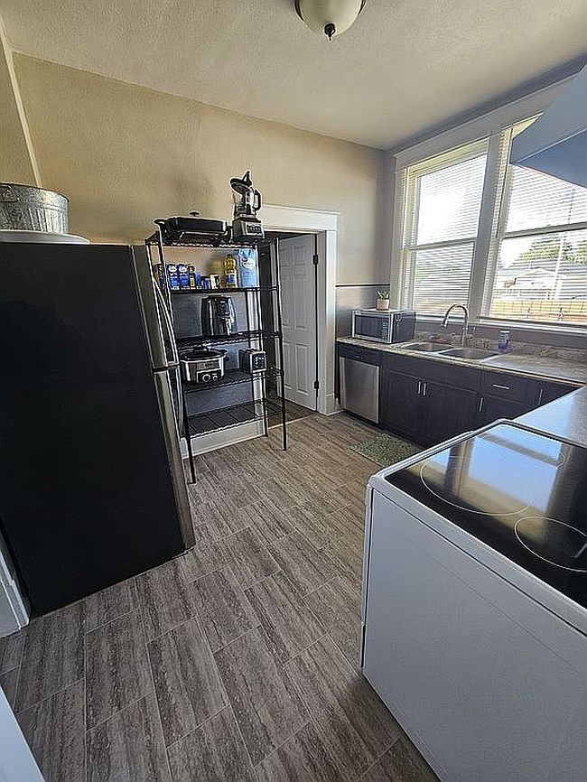 Photo of 405 E 17th St, Hays, KS
