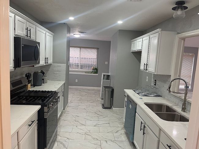 Photo of 111 Ambershadow Dr, Houston, TX
