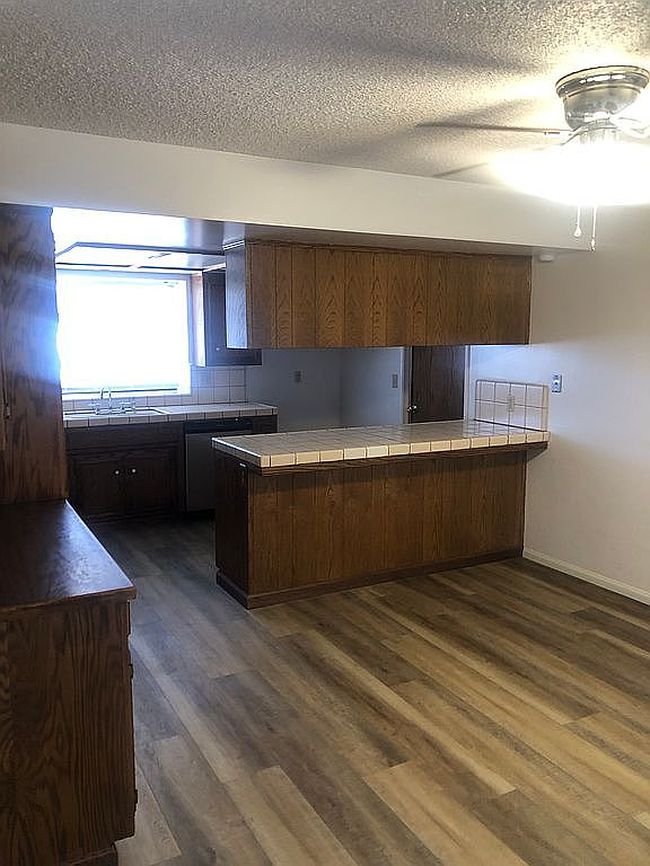 Photo of 453 E Warren Ave, Bakersfield, CA