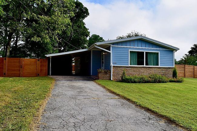 Photo of 2000 W Lawson St
