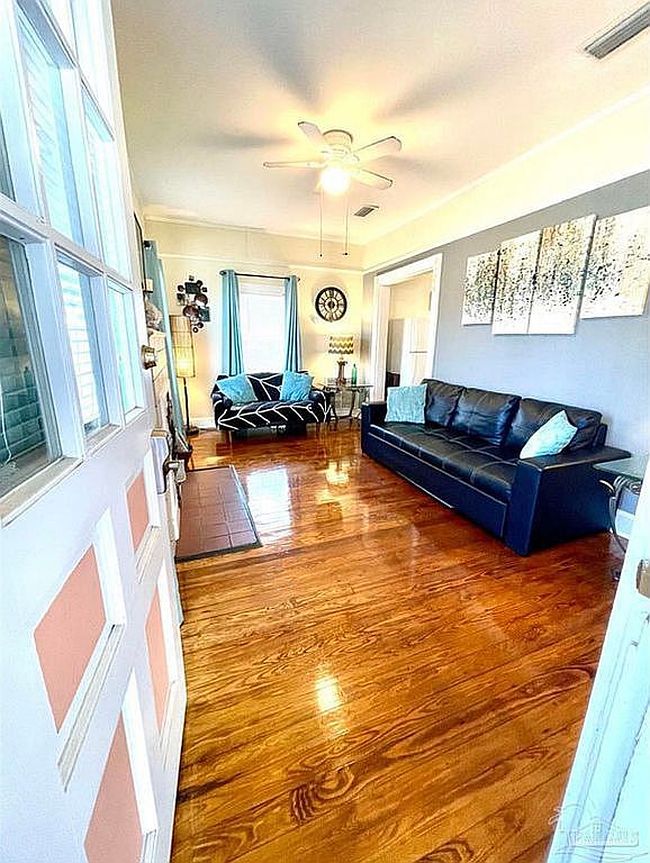 Image of 7 Broadmoor Ln